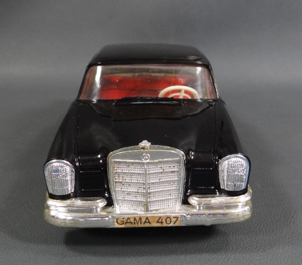 Gama Mercedes-Benz 220 S 1962  Plasticmodel with Frictiondrive (6422)